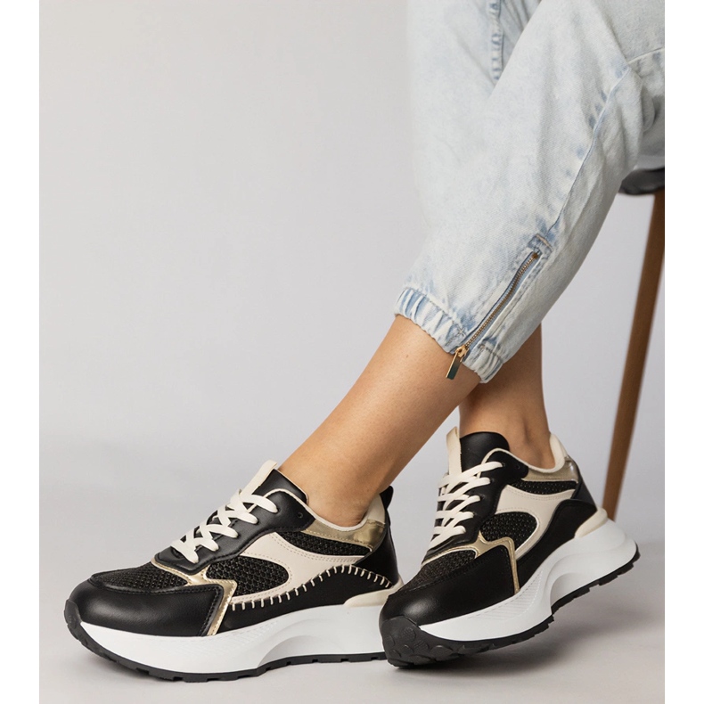 Sneaker sportive nere con un inserto intrecciato nero 2