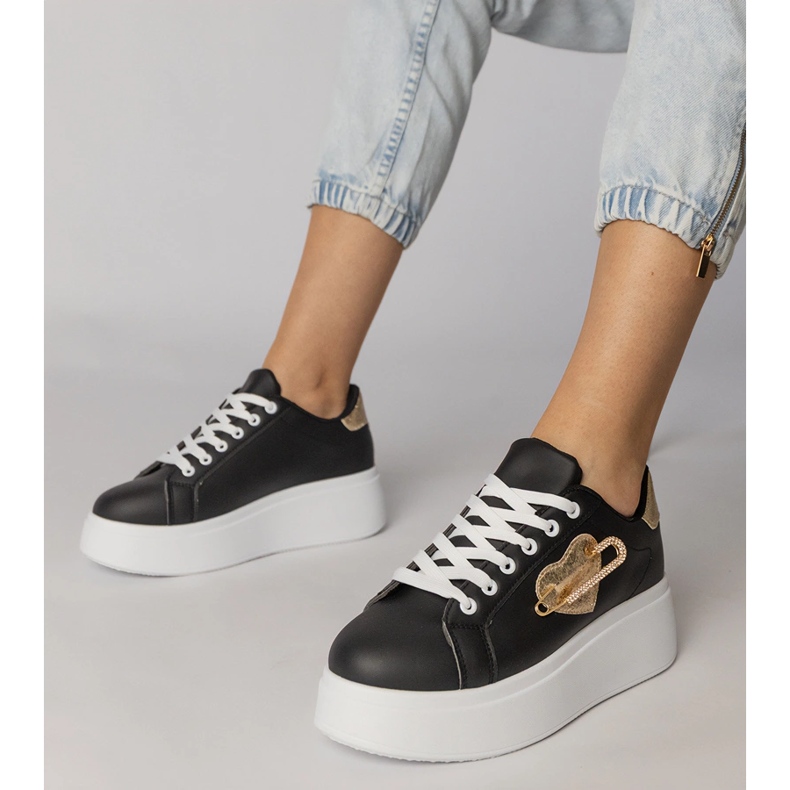 Sneaker nere con il cuore e la spilla di sicurezza lerisol nero 1