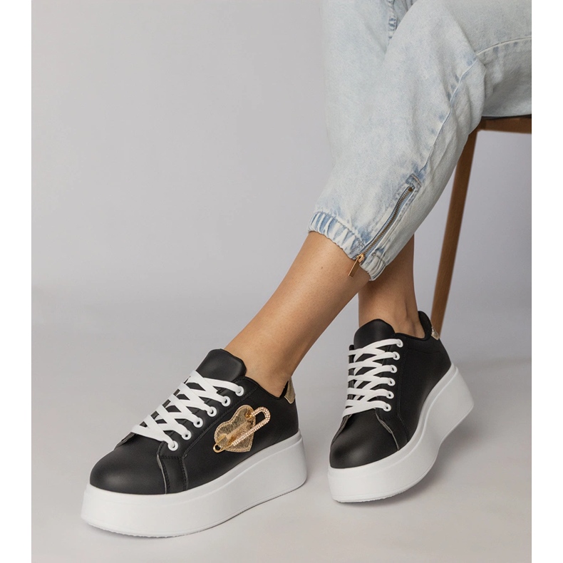 Sneaker nere con il cuore e la spilla di sicurezza lerisol nero 2