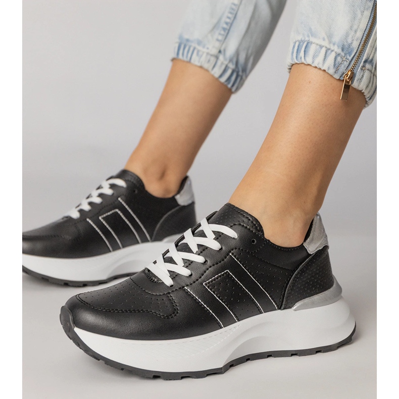 Sneaker sportive nere con un inserto d'argento nero 1