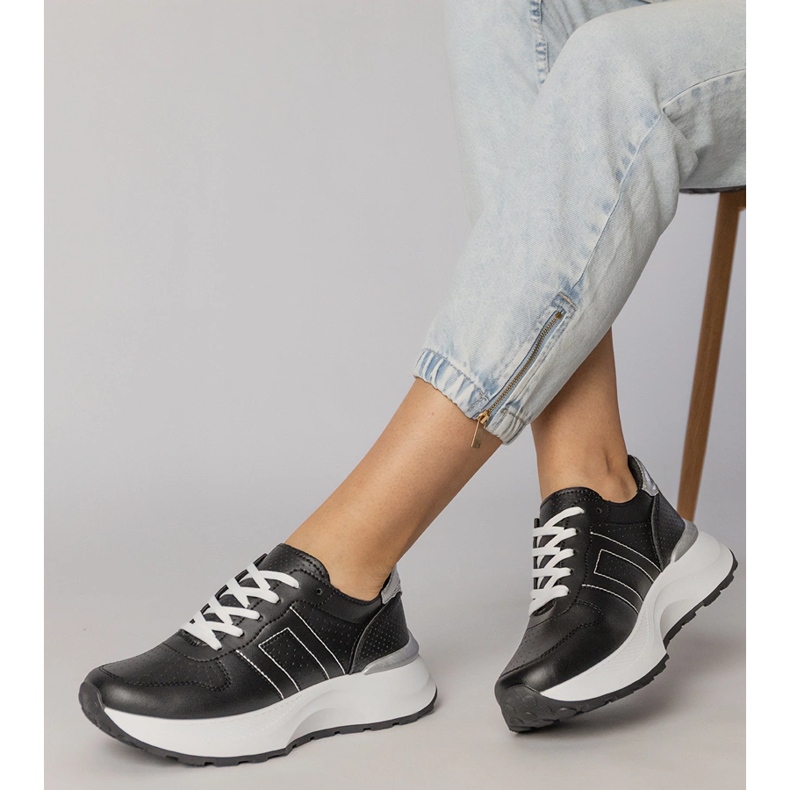 Sneaker sportive nere con un inserto d'argento nero 2