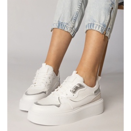 Sneaker bianche con un inserto per materiale bianco 2