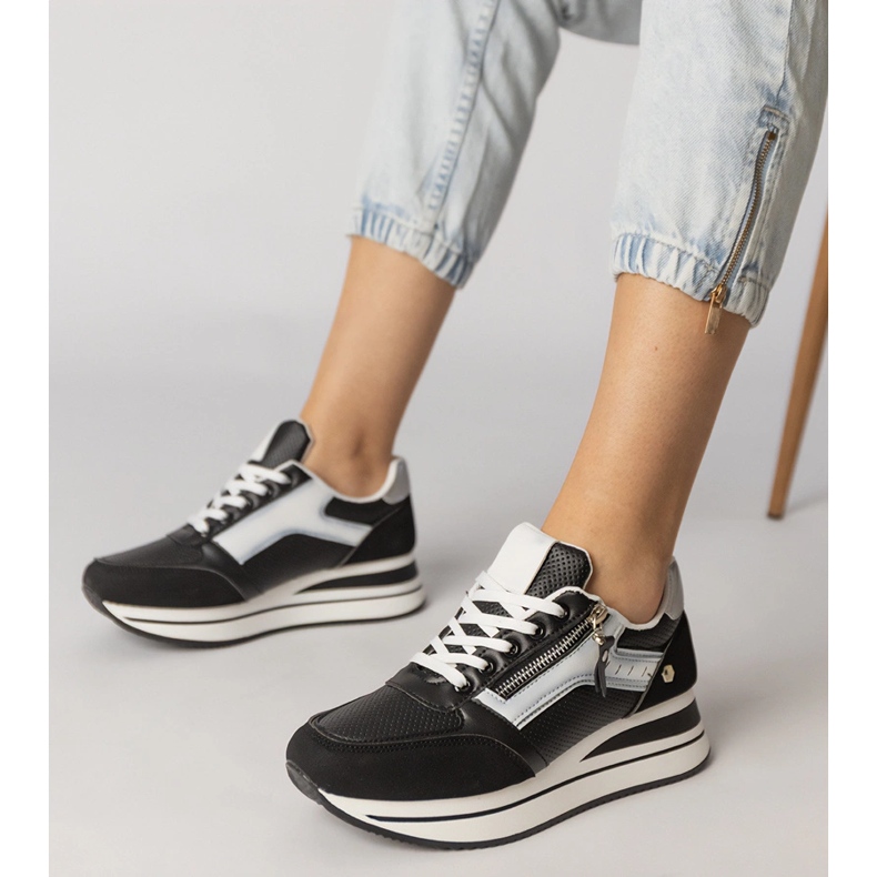 Sneaker sportive nere decorate con un cursore nero 1