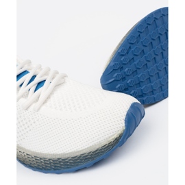 Scarpe sportive bianche con una suola blu bianco 1