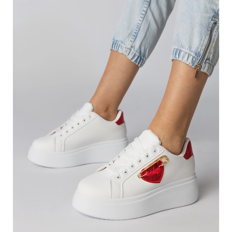 Sneaker bianche con un cuore rosso bianca 1