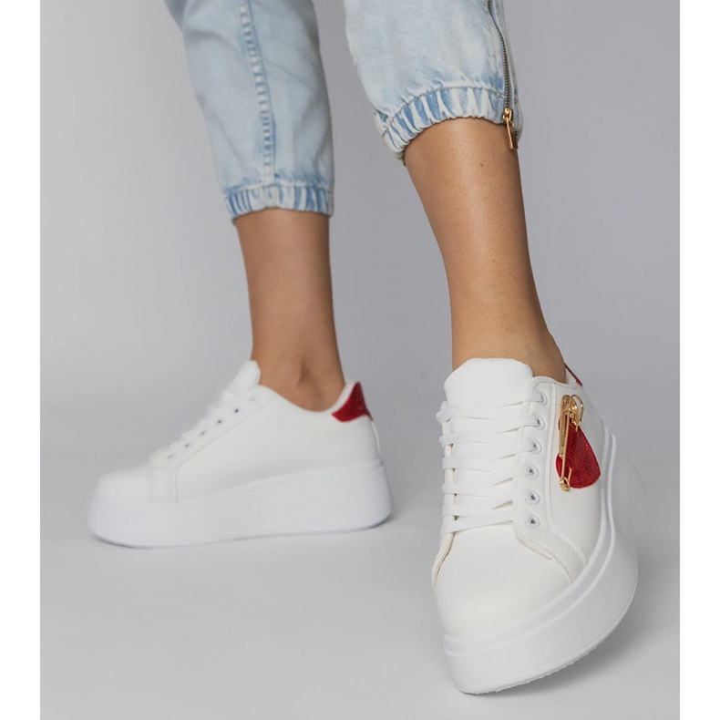 Sneaker bianche con un cuore rosso bianco 2