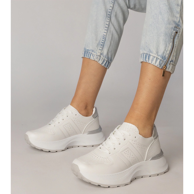 Sneaker sportivi bianchi con un inserto d'argento bianco 1