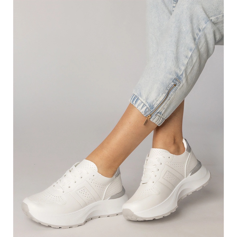 Sneaker sportivi bianchi con un inserto d'argento bianco 2