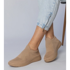Sneaker sportive beige con una tomaia di socking 2