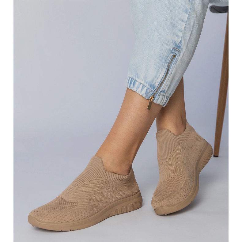 Sneaker sportive beige con una tomaia di socking 2