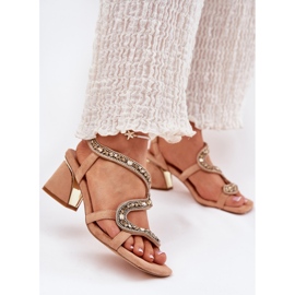 Sandali femminili su un post con artiker 56c1374 cristalli beige 2