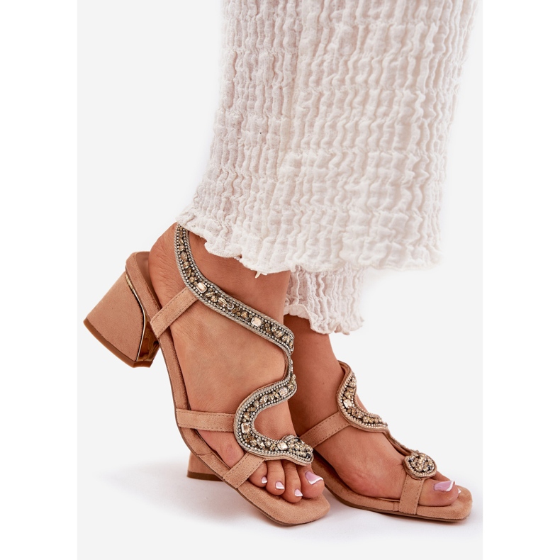 Sandali femminili su un post con artiker 56c1374 cristalli beige 1