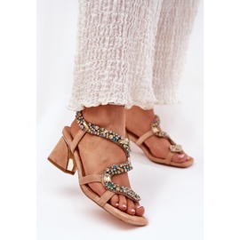 Sandali femminili su un post con artiker 56c1377 cristalli beige 2
