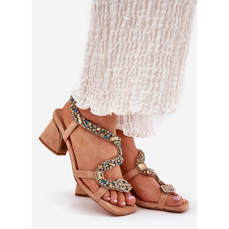 Sandali femminili su un post con artiker 56c1377 cristalli beige 1