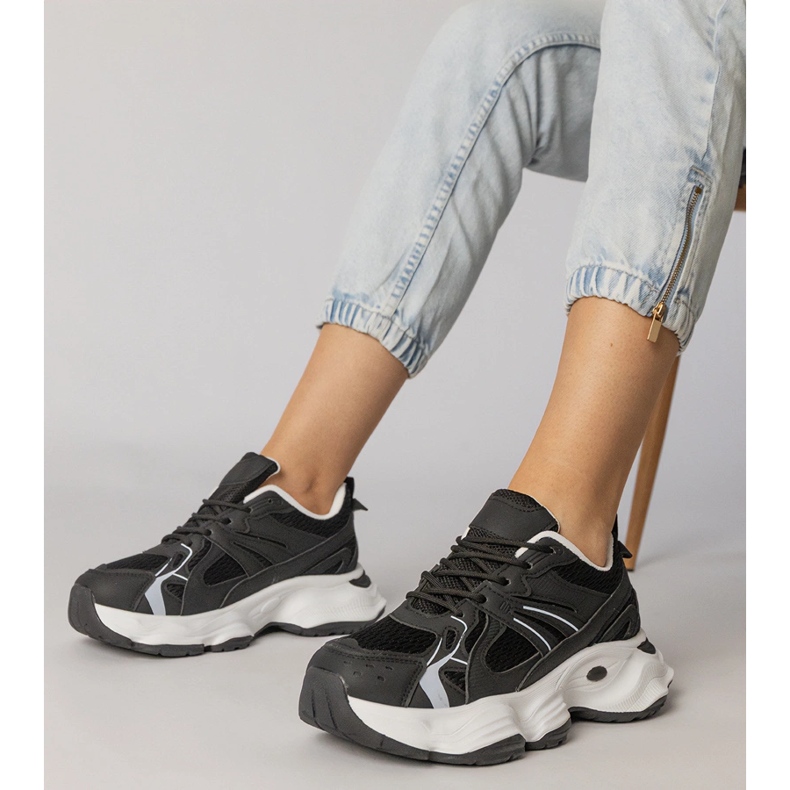 Sneaker sportive nere su una suola enorme nero 1