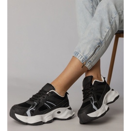 Sneaker sportive nere su una suola enorme nero 2