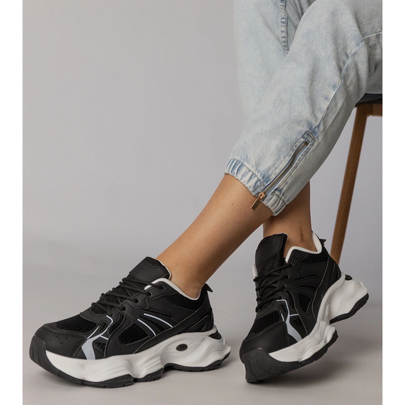 Sneaker sportive nere su una suola enorme nero 2