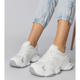 Sneaker sportive bianche con suola massiccia bianco 1