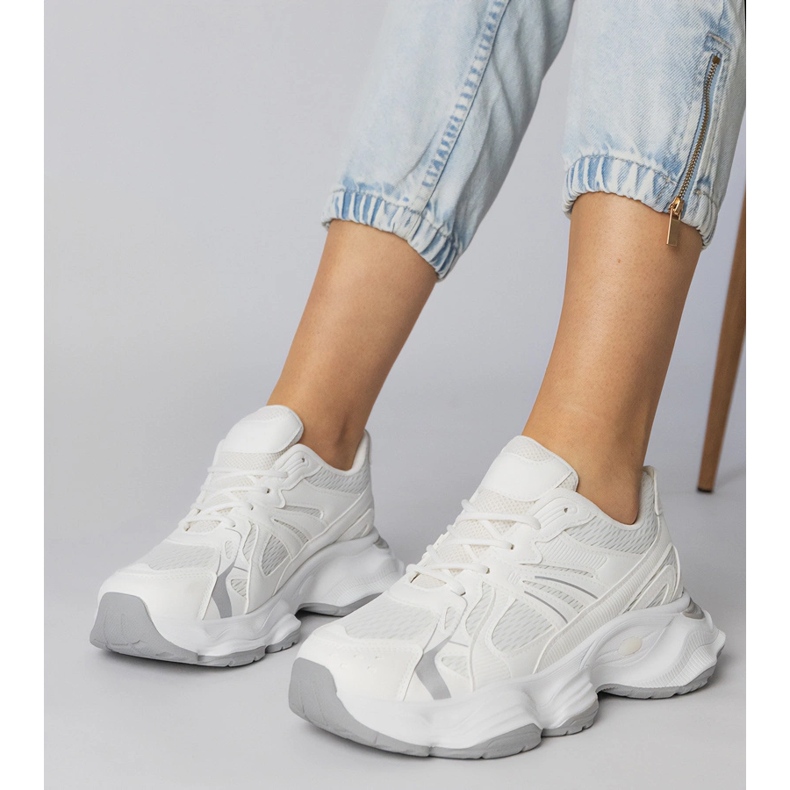 Sneaker sportive bianche con suola massiccia bianco 1
