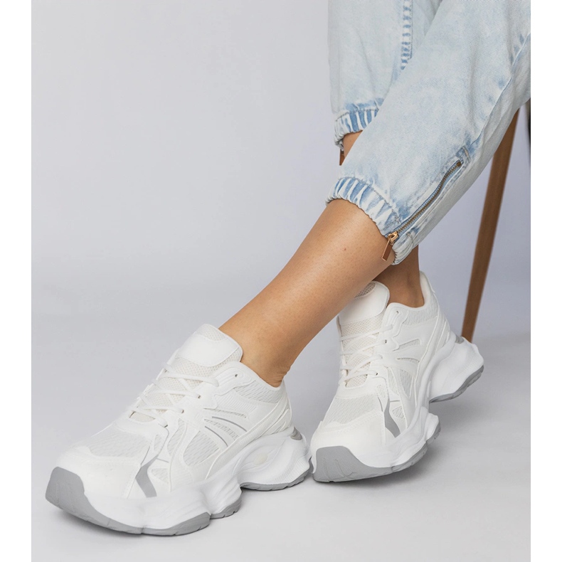 Sneaker sportive bianche con suola massiccia bianca 2