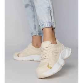 Sneaker sportive beige su una suola enorme 1