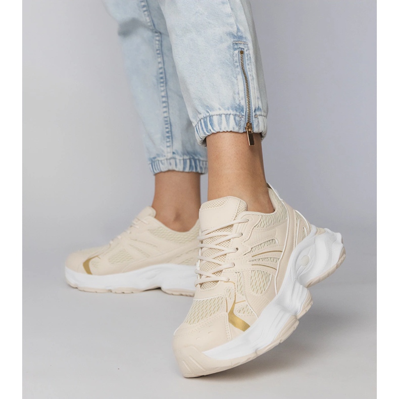 Sneaker sportive beige su una suola enorme 1