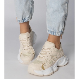 Sneaker sportive beige su una suola enorme 2