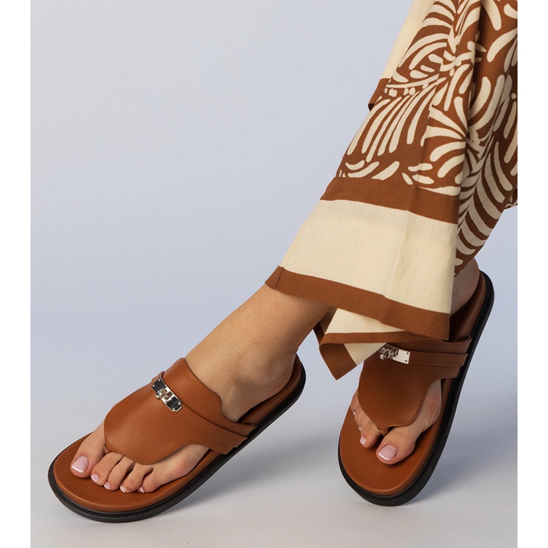 Flip marrone -fluvia eleganti con un ornamento 2