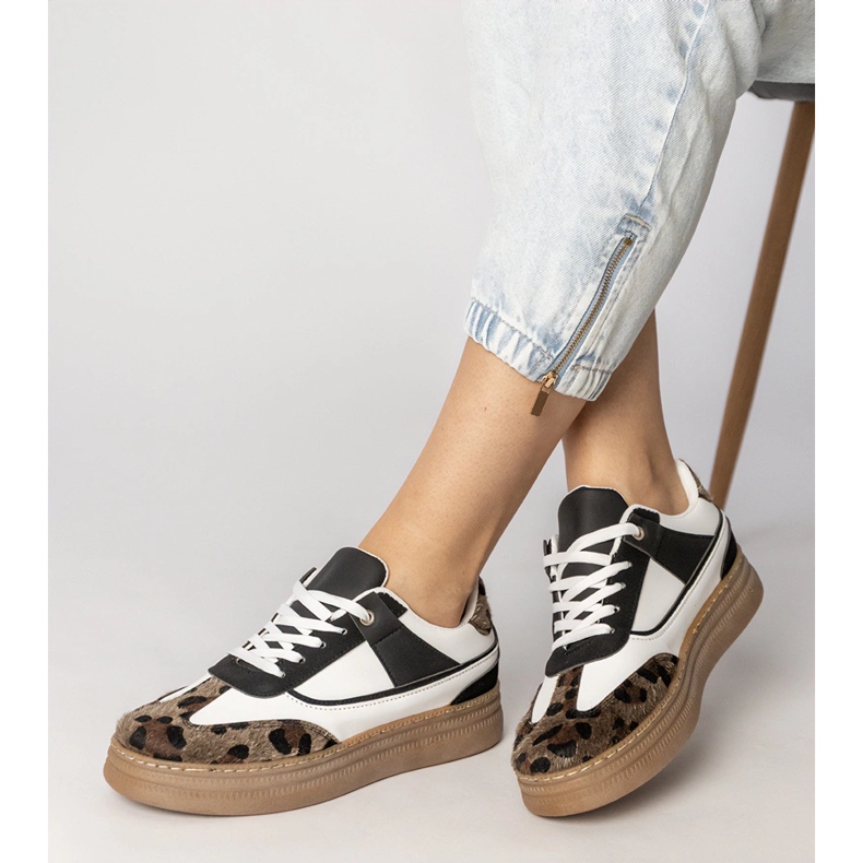 Sneaker in bianco e nero con un accessorio leopardo bianca 1