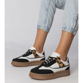 Sneaker bianche e bianche con un accessorio leopardo bianca 1
