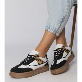 Sneaker bianche e bianche con un accessorio leopardo bianca 2