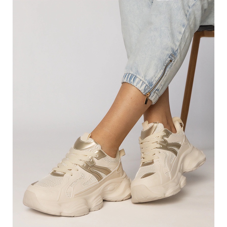 Sneaker beige sport femminili con un inserimento dorato 1