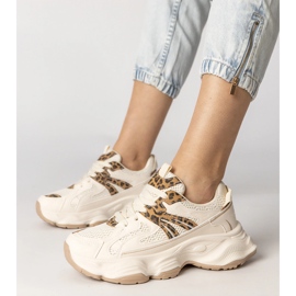 Sneaker beige sport femminili con un inserto leopardo 1