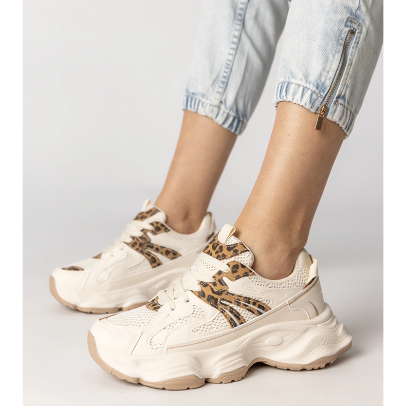 Sneaker beige sport femminili con un inserto leopardo 1