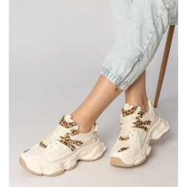 Sneaker beige sport femminili con un inserto leopardo 2