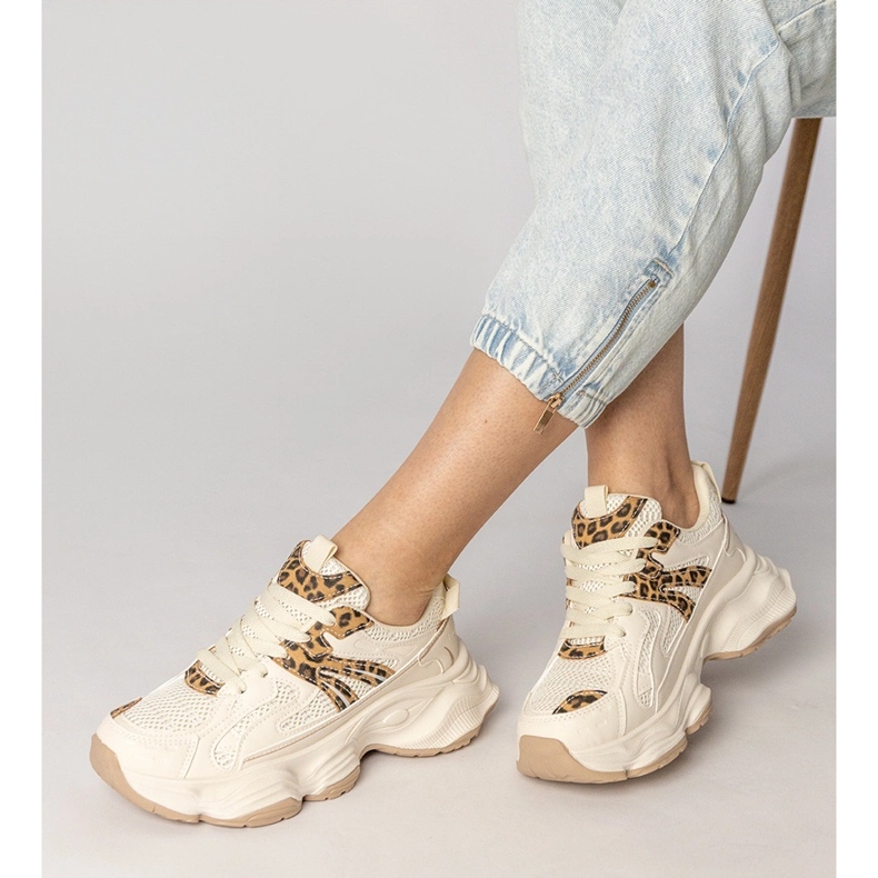 Sneaker beige sport femminili con un inserto leopardo 2