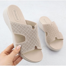 Infradito da donna sull'elevazione beige vinceza 97300 1