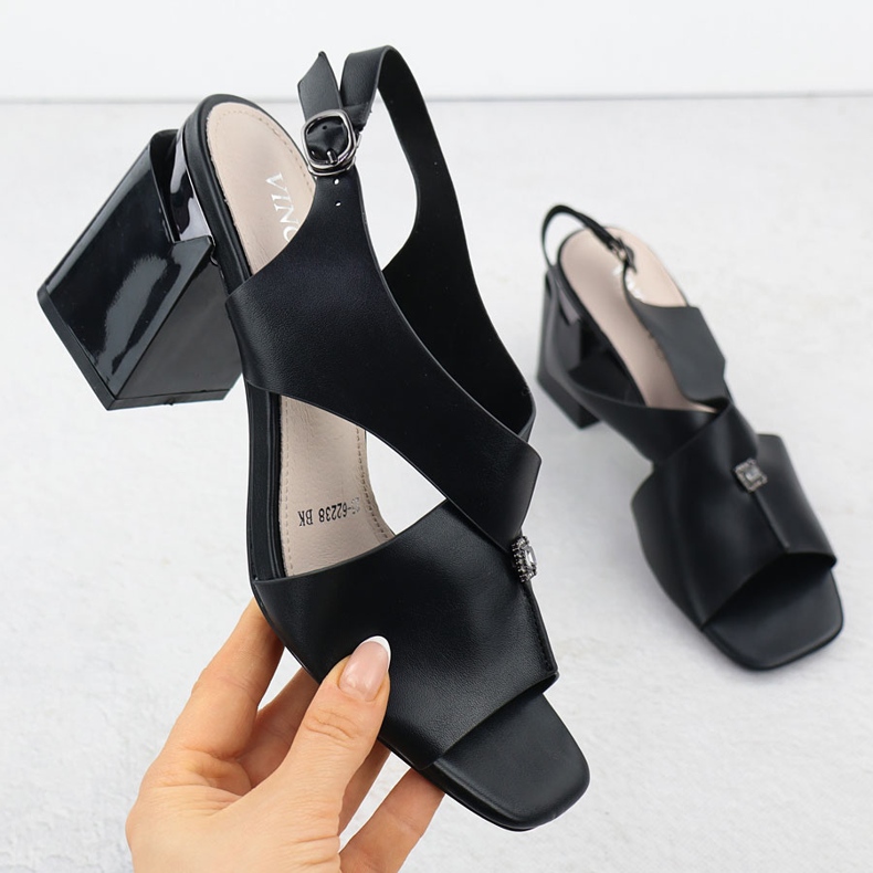 Sandali femminili sul post decorativo Black Vinceza 62238 nero 1
