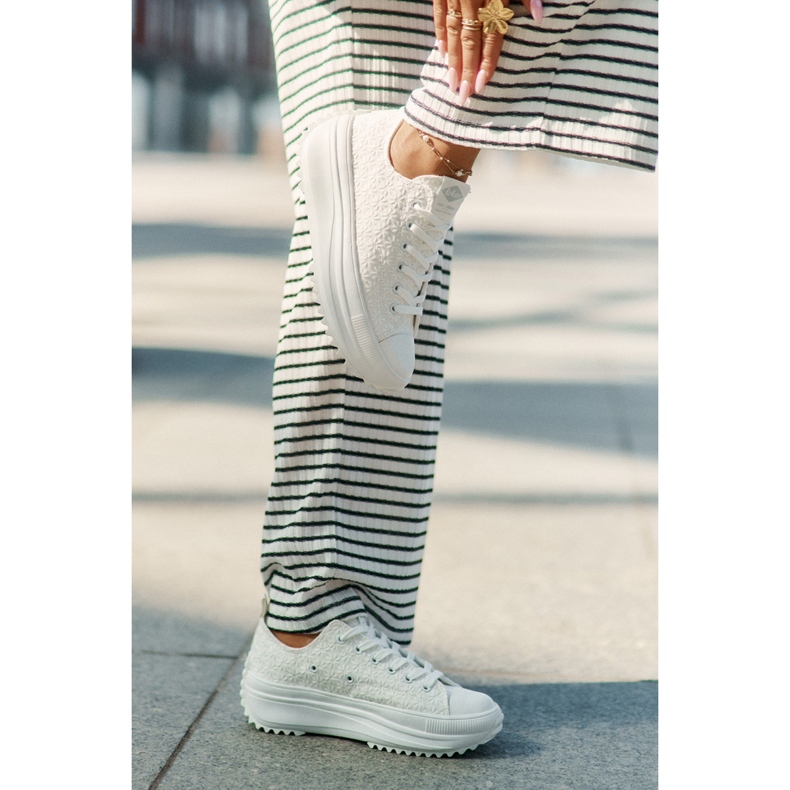 Sneaker femminili con ricamo sulla piattaforma Lee Cooper LCW-25-31-3465L White bianco 2