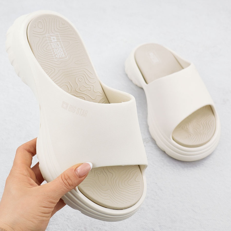 Le infradito sportive femminili su una grande suola beige big star rr274a579 1