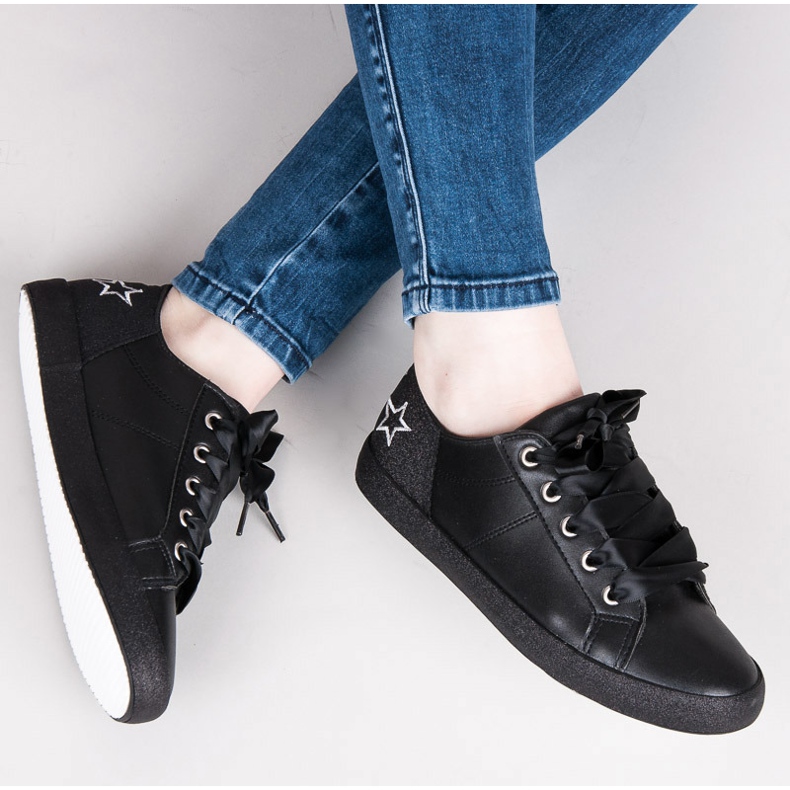 L&H Sneakers legate con un nastro nero 1