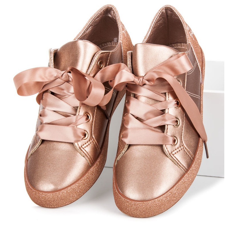 L&H Sneakers legate con un nastro rosa 2