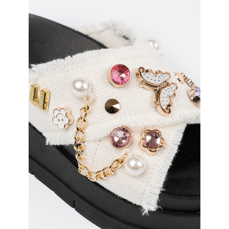 Seastar Flip White Flip su una piattaforma nera con pins bianco 1