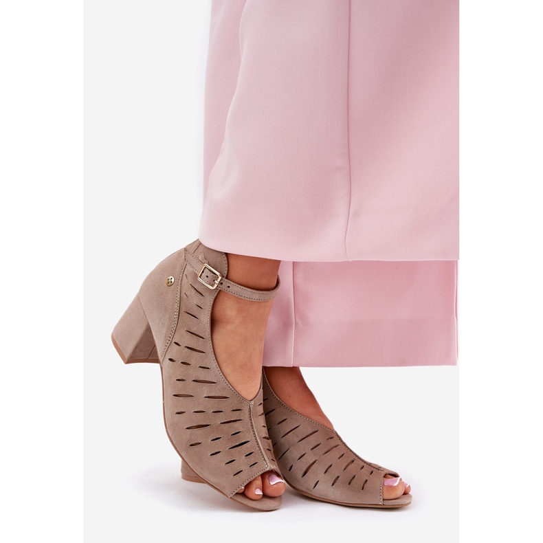 Stivali in pelle scamosciata femminile sul Maciejka Post 06893-10 Dark Beige 1