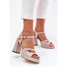 Sandali in pelle femminile sul post beige di Vinceza 77110 2
