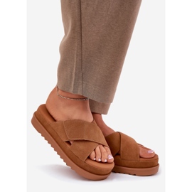 Infradito da donna sulla piattaforma con le strisce intrecciate in cammello marrone 1