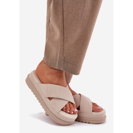 Infradito da donna sulla piattaforma con strisce beige intrecciate 1