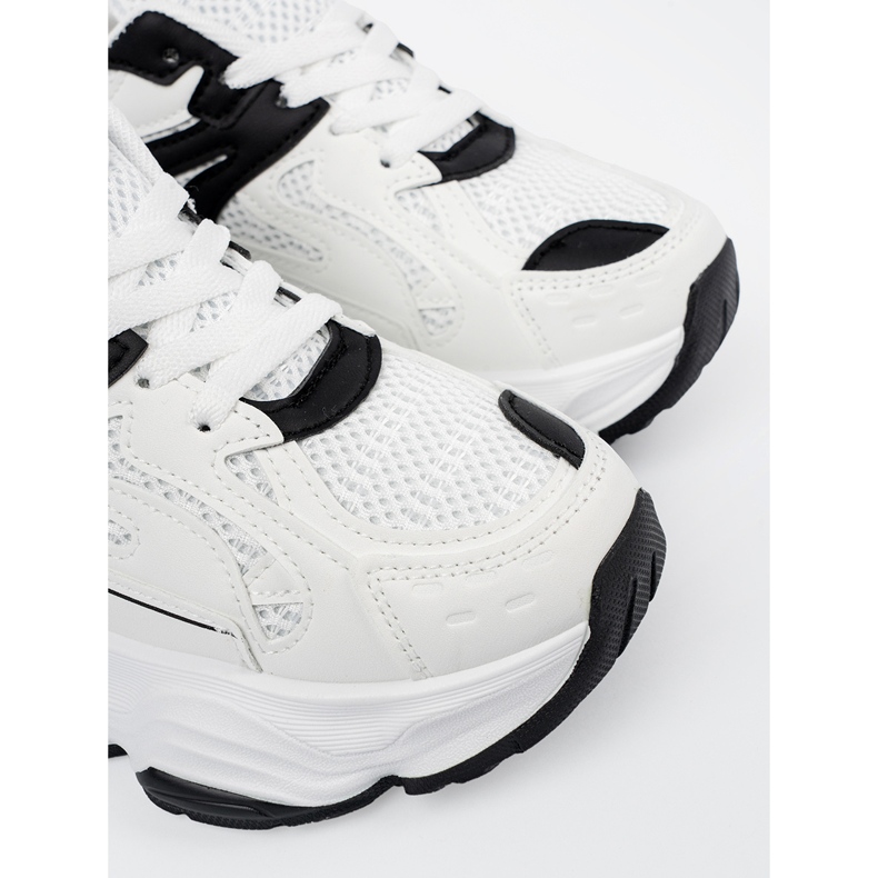 Sneaker femminili su una sima bianca spessa 1