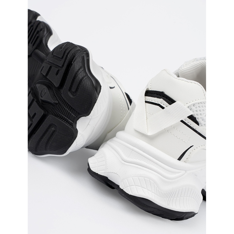 Sneaker femminili su una sima bianca spessa 2