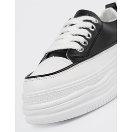Sneaker in bianco e nero sulla piattaforma 1